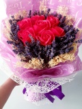 Bó Lavender cầm tay điểm hoa sáp đỏ 3